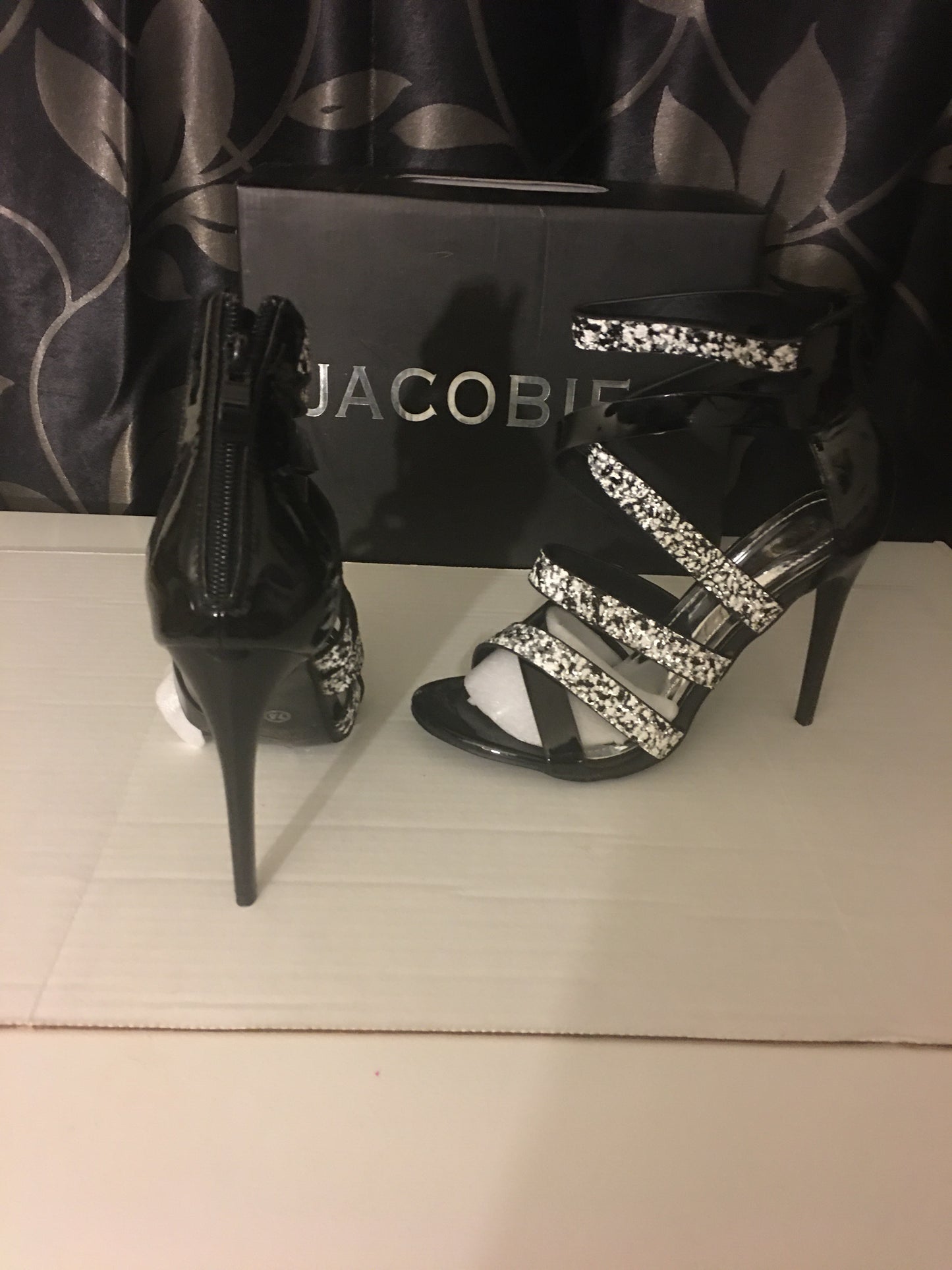 Tacones Jacobies negros y plateados con purpurina