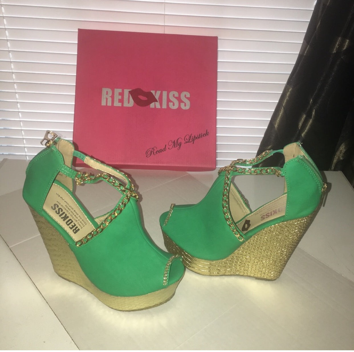 Cuñas con cadena verde de alta costura dorada de Red Kiss