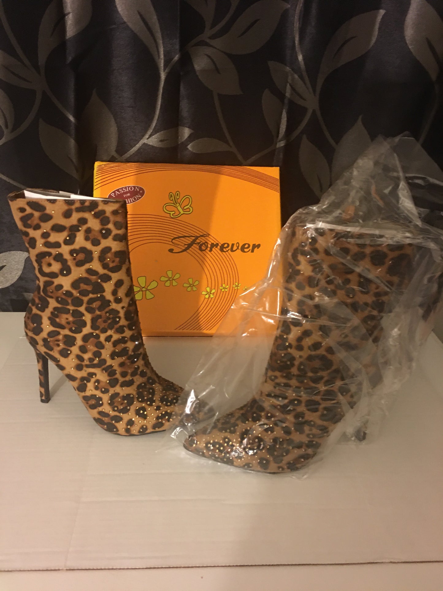 Botines con tacón de leopardo de Forever Cat Walk