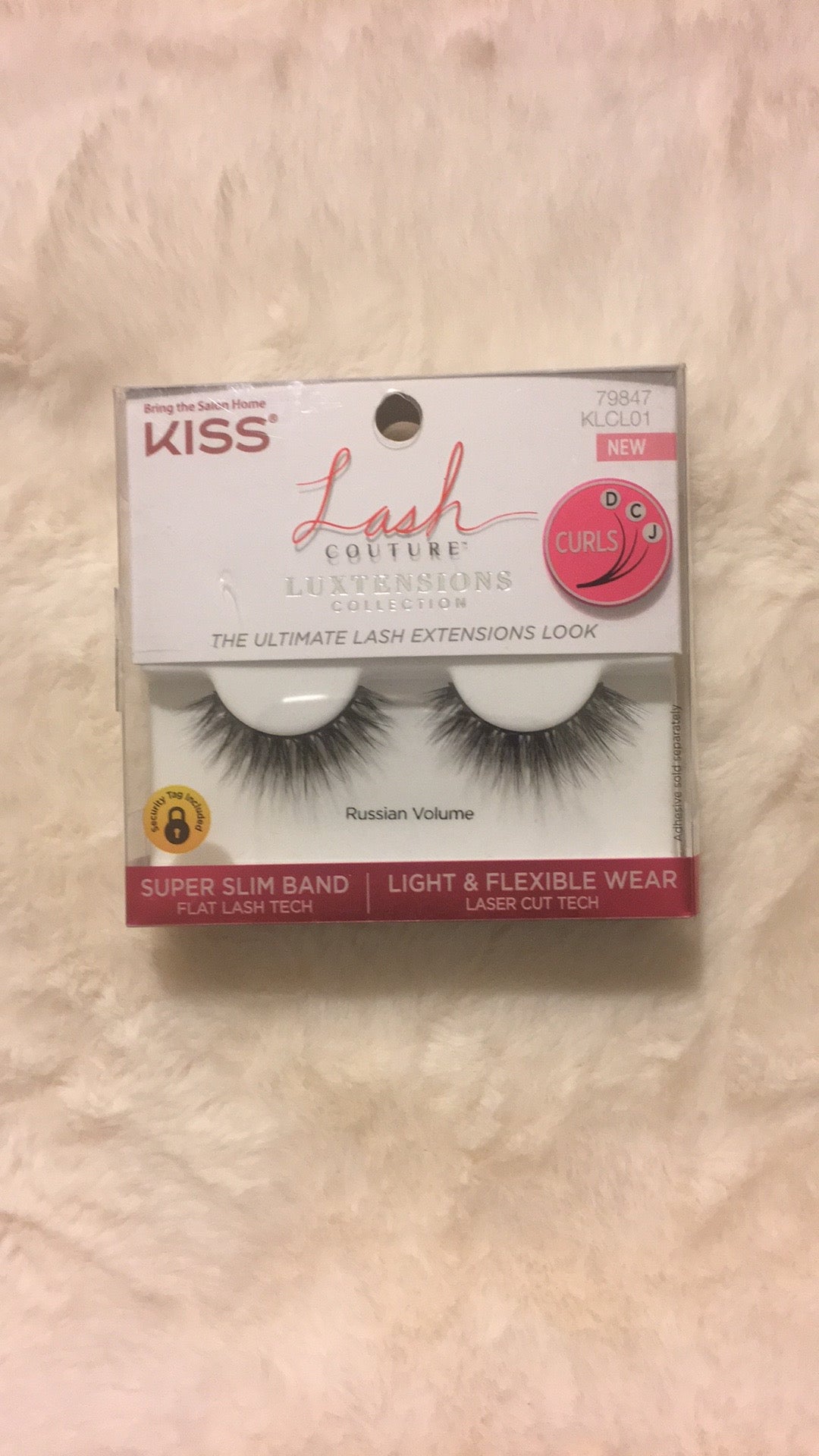 El adhesivo para pestañas con volumen ruso Kiss Lash Couture se vende por separado